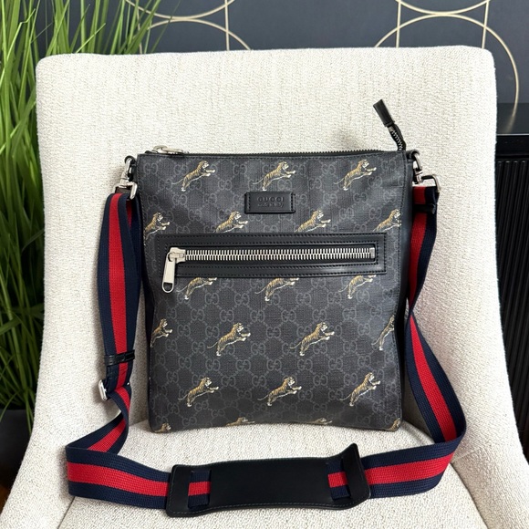 Authentic Gucci unisex crossbody bag black monogram tiger canvas - Picture 1 of 16